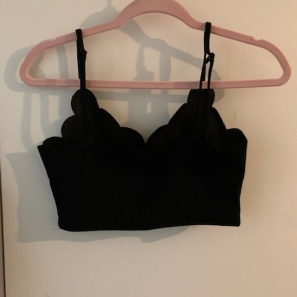Black Scalloped Crop Top - Picture 2 of 3